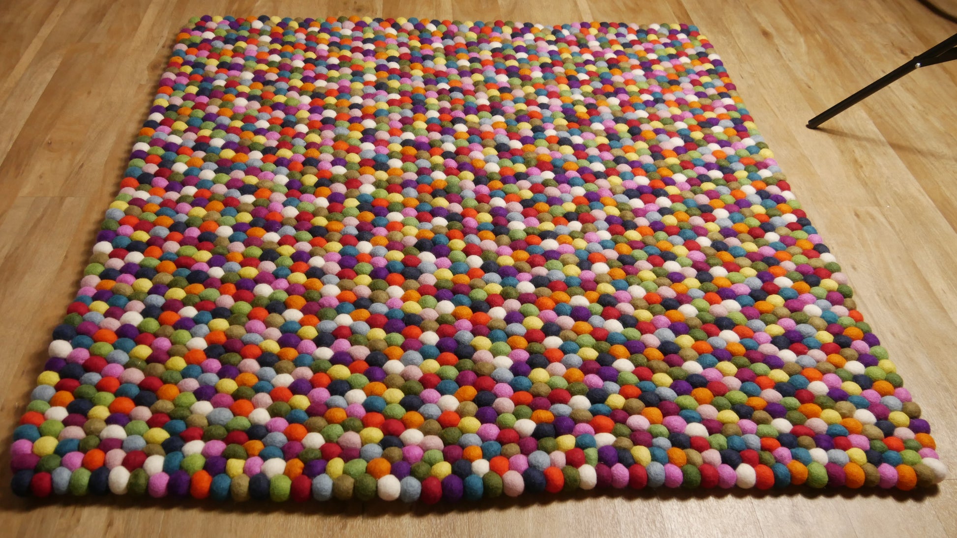Mehrfarbiger handgenähter rechteckiger Teppich aus Wollfilzkugeln
