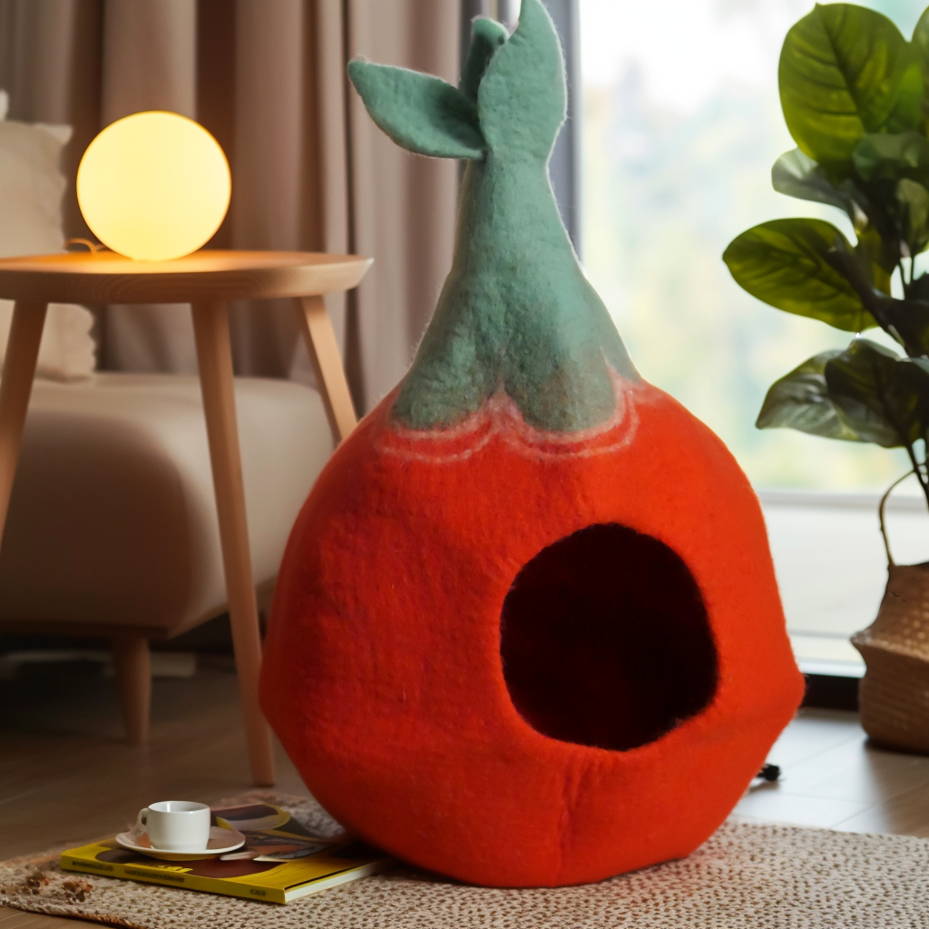 Handgefertigtes Katzenhaus aus Filz in Rot/Orange und Grün mit tropfenförmigem Design, breitem Eingang und dekorativen Mustern – idealer Rückzugsort für Katzen.