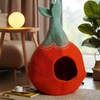 Handgefertigtes Katzenhaus aus Filz in Rot/Orange und Grün mit tropfenförmigem Design, breitem Eingang und dekorativen Mustern – idealer Rückzugsort für Katzen.