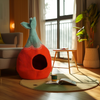 Handgefertigtes Katzenhaus aus Filz in Rot/Orange und Grün mit tropfenförmigem Design, breitem Eingang und dekorativen Mustern – idealer Rückzugsort für Katzen.